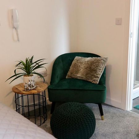 Boutique 5 bed home on Birdwell Road - Free parking Sheffield Extérieur photo